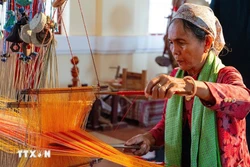 要制作出精美的土锦产品，熟练的织工需要极大的耐心与高度专注。图自越通社