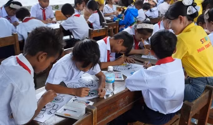 在延寿乡延寿小学，学生们参加了多项课外活动，如操控机器人、进行科学实验等。图自越通社
