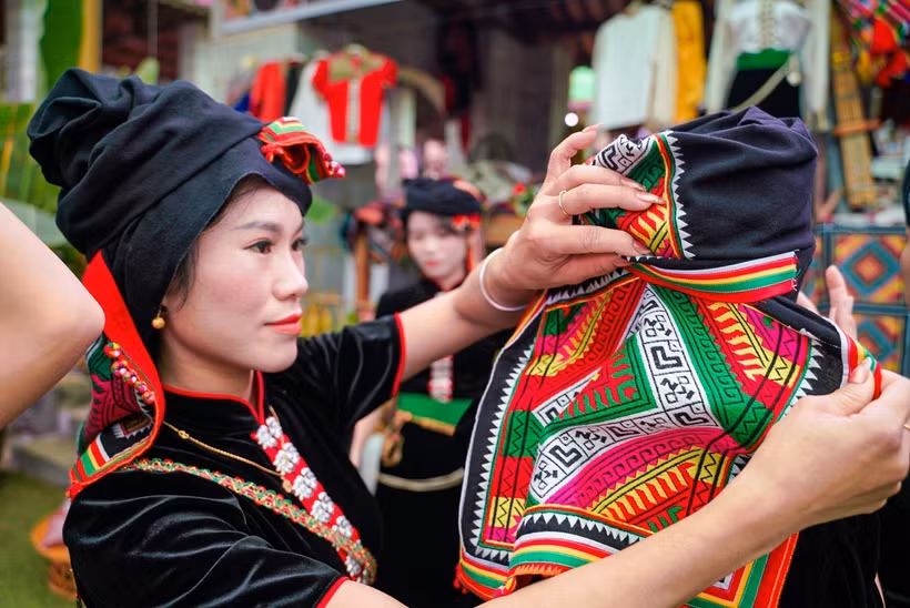 标巾（Khăn Piêu），是越南西北地区傣族妇女、尤其是黑傣族妇女的传统头巾。图自越通社