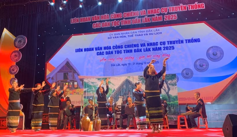 敬酒舞是越南西原地区埃德族最具代表性的传统民间舞蹈之一。图为埃德族敬酒舞在舞台上。图自vovworld.vn