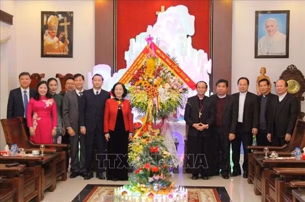 越共中央民运部部长张氏梅圣诞节前走访清化省教区