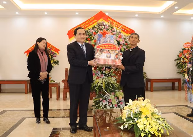 越南祖国阵线中央委员会主席陈青敏拜访发艳主教座堂