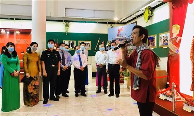 “越南共产党--历史烙印”摄影展在芹苴市开展