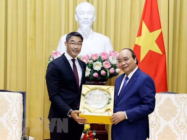 越南国家主席阮春福会见越南驻瑞士名誉领事菲利普·罗斯勒