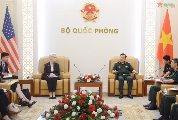 越南国防部副部长黄春战会见美国副国务卿温迪•舍曼