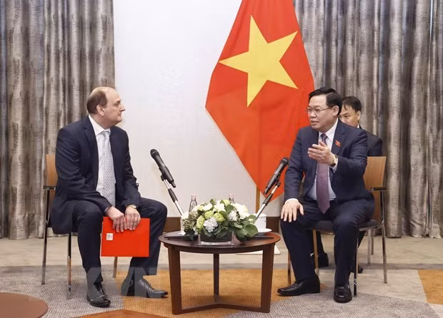 越南国会主席王廷惠会见部分匈牙利公司领导