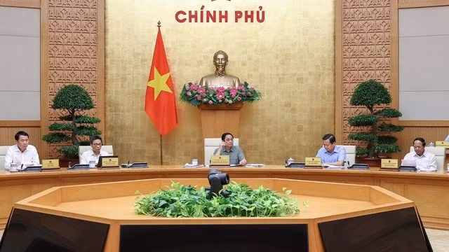越南政府总理范明政主持召开政府9月份立法工作专题会议