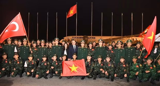 越南人民军76名军人启程赴土耳其参加人道主义援助与救灾活动
