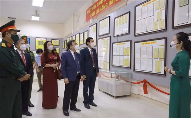 “黄沙与长沙归属越南—历史证据和法律依据”地图资料流动展在广治省举行