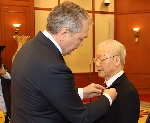 越共中央总书记阮富仲荣获俄罗斯联邦共产党中央委员会的列宁奖