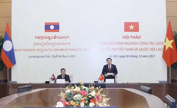 越南国会主席王廷惠与老挝国会主席赛宋蓬·丰威汉主持国会工作经验交流会