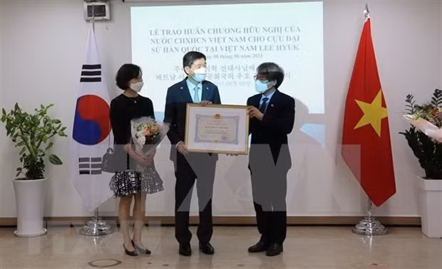 越南授予原韩国驻越南大使李赫友谊勋章