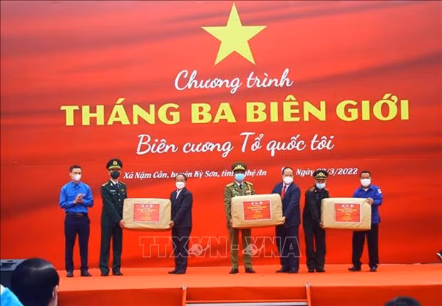 越南与老挝建交60周年：越南乂安省与老挝川圹省巩固友好与全面合作关系