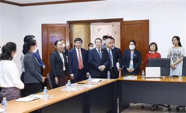 越南国会副主席阮德海走访老挝国会办公室人员越南语培训班