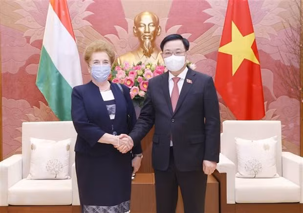 王廷惠和武文赏分别会见匈牙利国会常务副主席玛特劳伊