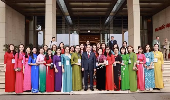越南国会主席王廷惠：越南女记者始终保持“纯洁的心、尖锐的笔锋” 精神 不愧于“钢芦苇”称号