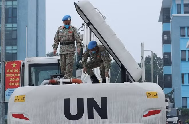 越南参加联合国维和行动的越南工兵队的近2000吨物资开始运往阿卜耶伊