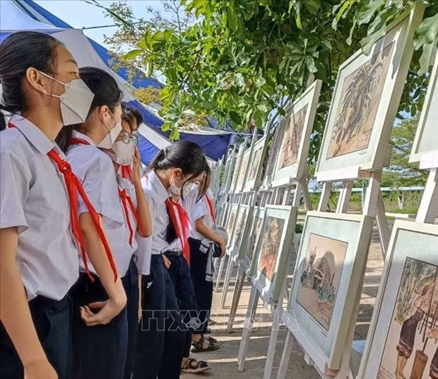 越南国家统一47周年：《V区战场记画》流动画展开幕式在岘港举行