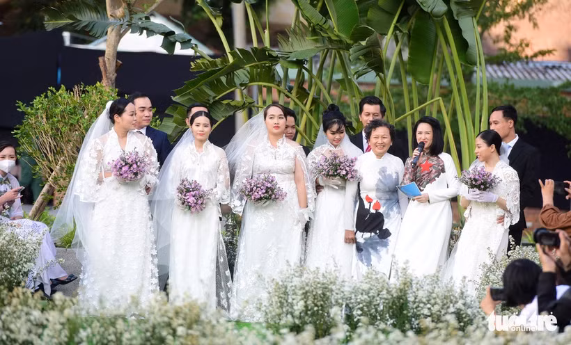 防控新冠肺炎疫情一线20对医务工作人员共同举办特别婚礼