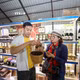 游客品尝用桑葚制作的各类餐饮。图自越通社