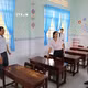 新隆岛乡文化社会科领导与新贵小学领导班子在新学年开始前检查学校基础设施。图片来源：越通社 