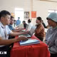 林同省达能乡公务员在新下村的流动公共行政服务点指导民众办理司法、户籍手续。图自越通社