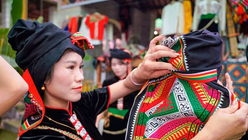 标巾（Khăn Piêu），是越南西北地区傣族妇女、尤其是黑傣族妇女的传统头巾。图自越通社