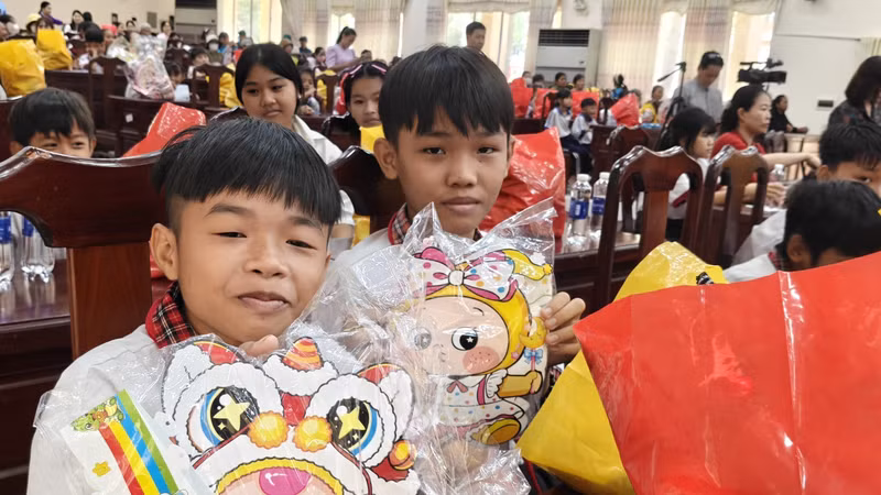 同奈市为边境各乡、少数民族和山区同胞地区儿童赠送2026年新学年和中秋节赠送慰问品。图自越通社