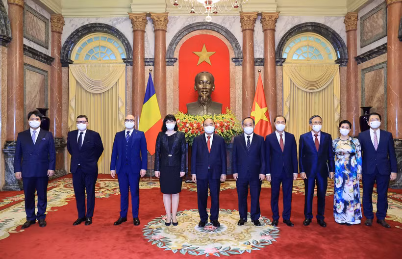越南国家主席阮春福会见前来递交国书的各国驻越大使