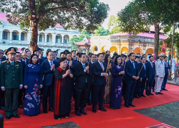 纪念升龙-河内建都1010周年：河内市领导代表团敬香李公蕴太祖和拜谒胡志明主席陵墓 ảnh 1
