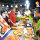 2026年奠边美食节吸引众多居民和游客驻足观看购物。图自越通社