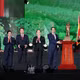 越共中央总书记、国家主席苏林向太原省党部、政府和人民赠送胡志明主席雕像。图自越通社