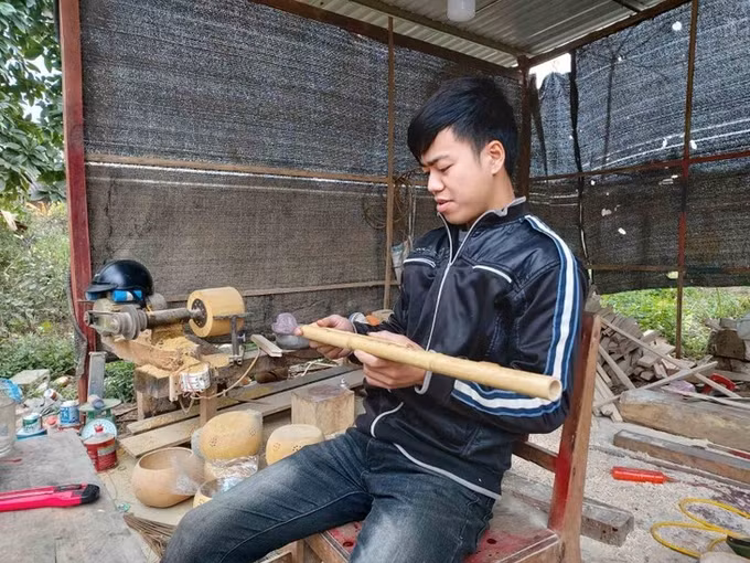 热衷于制作丁琴的岱依族小伙子杨尹广 ảnh 1