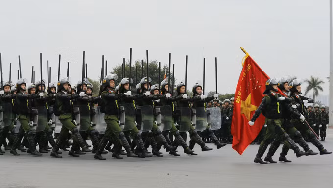越共十三大安保出征仪式暨安保应急处突演练今日在河内举行 ảnh 3