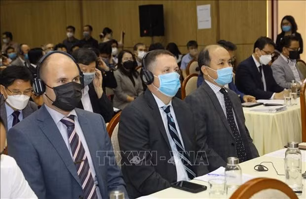 越南政府宗教委员会与在越参加宗教活动的外国人举行见面会 ảnh 1