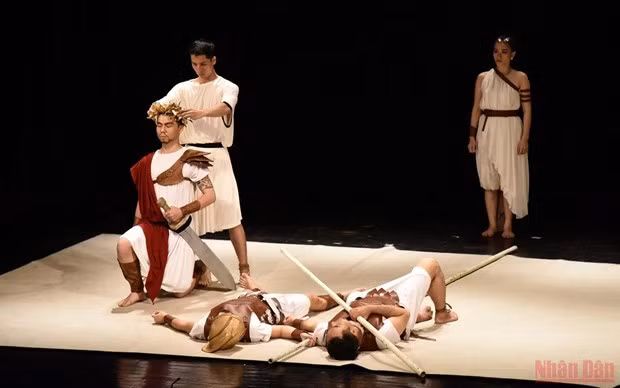 古希腊作家索福克勒斯《安提戈涅》作品登上越南舞台 ảnh 1