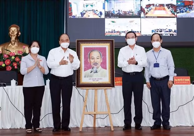 越南国家主席阮春福在胡志明市开展接待选民活动 ảnh 1