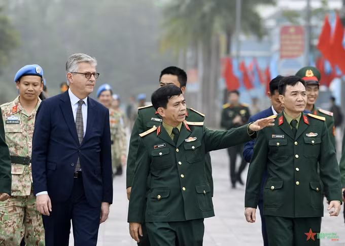 联合国副秘书长对越南维和局进行访问 ảnh 1