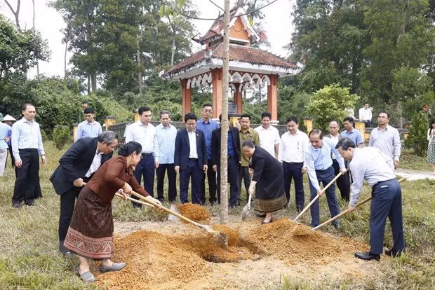 老挝人民革命党中央组织部代表团访问越南宣光省 ảnh 1