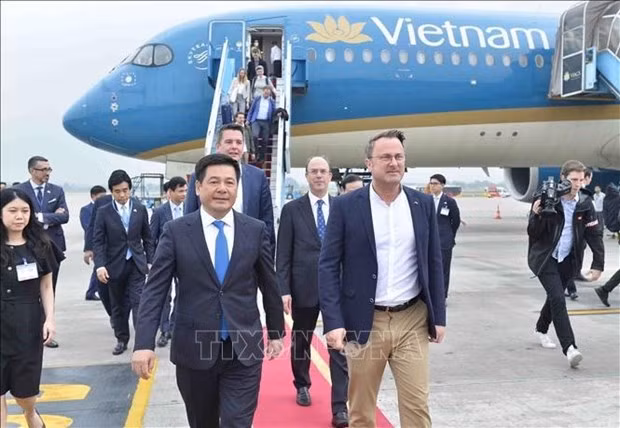 卢森堡大公国首相已抵达河内开始对越南进行正式访问 ảnh 1