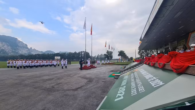 越南举行2021年国际军事比赛参赛国国旗升旗仪式 ảnh 1