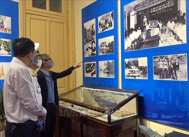 “海岛和海军战士—海上胡志明小道传统”展览会开幕 ảnh 2