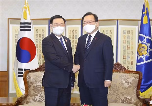 越南国会主席王廷惠会见韩国总理金富谦 ảnh 1