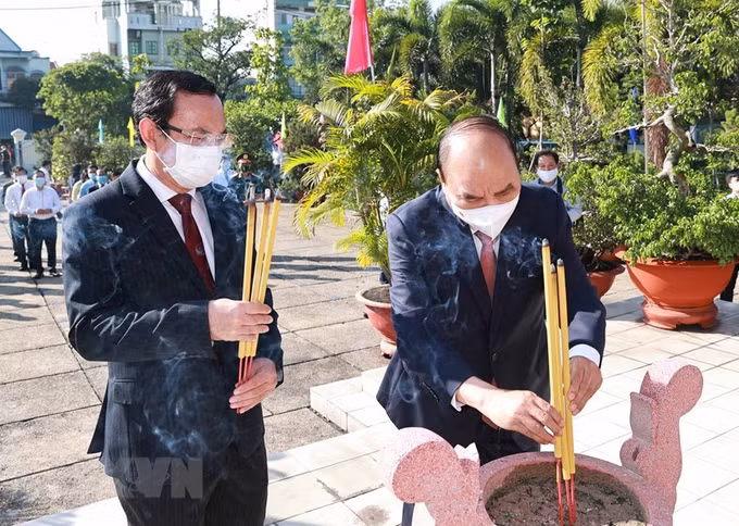 国家主席在胡志明市上香缅怀胡志明主席和英烈们 ảnh 1