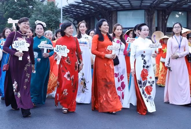 胡志明市：3000人参加奥黛步行活动 ảnh 1