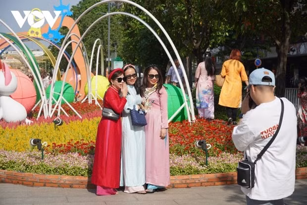 2023年新年期间全国许多旅游景点吸引大批游客 ảnh 1