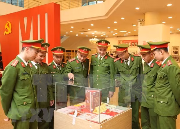 阮春福总理：人民公安情报力量坚定不移坚持党的的绝对领导 ảnh 2
