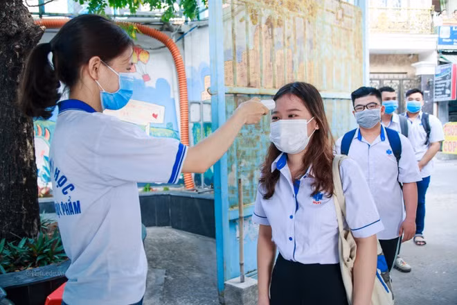 胡志明市多所大学应届毕业生返校复课 ảnh 1