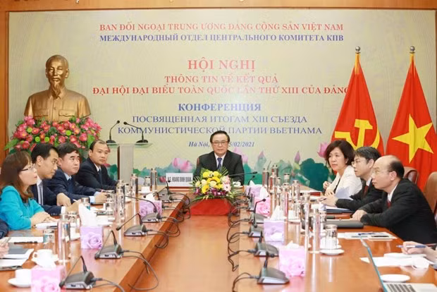 越共中央对外部向圣彼得堡市政府通报越共十三大重要成果 ảnh 1