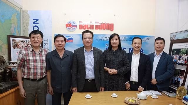 越南外交部副部长邓明魁与越南俄罗斯友好协会举行工作会议 ảnh 1
